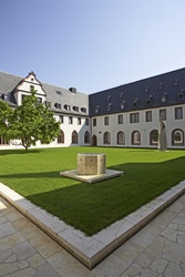 Exerzitienhaus Himmelspforten Galerie Innenhof