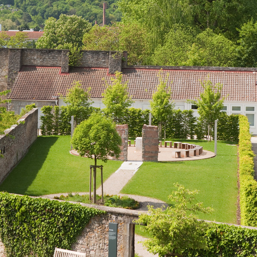 Blick in den Garten des Kloster Himmelspforten in Würzburg